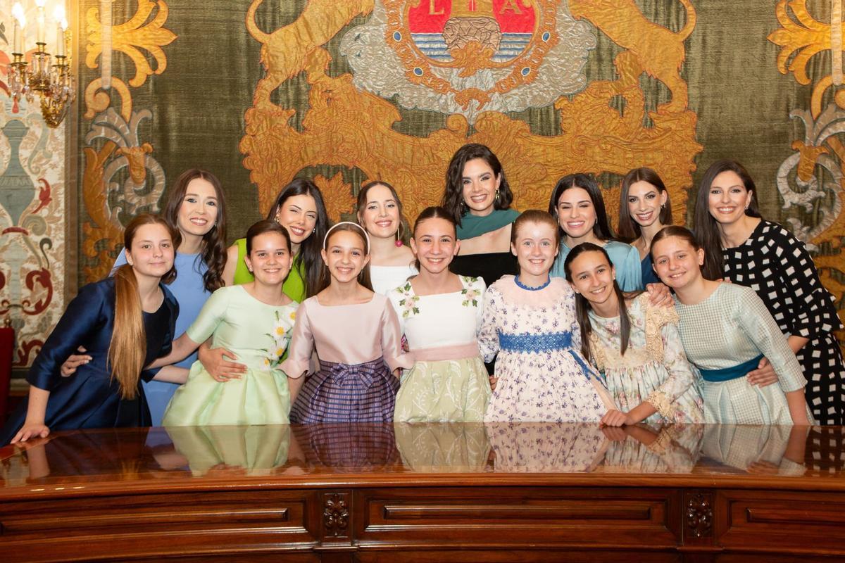 Las Belleas del Foc y sus damas de honor 2023 posan en el Ayuntamiento de Alicante.