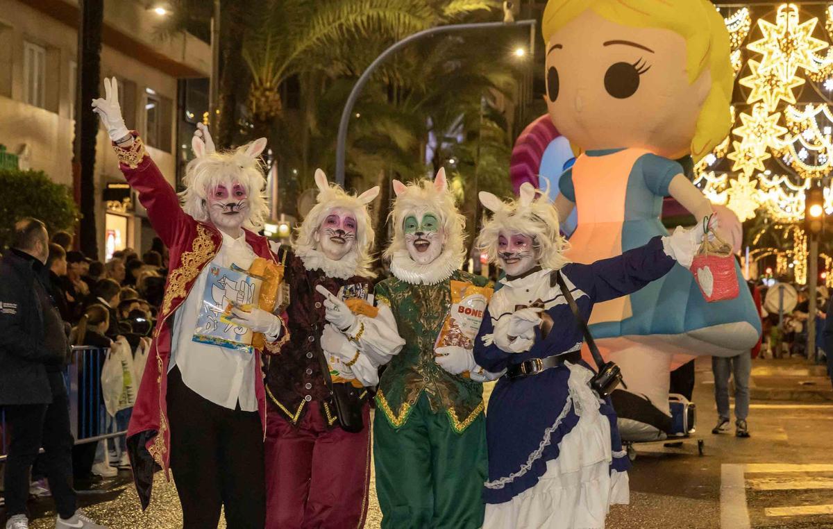 Las mejores imágenes de la Cabalgata de los Reyes Magos en Alicante