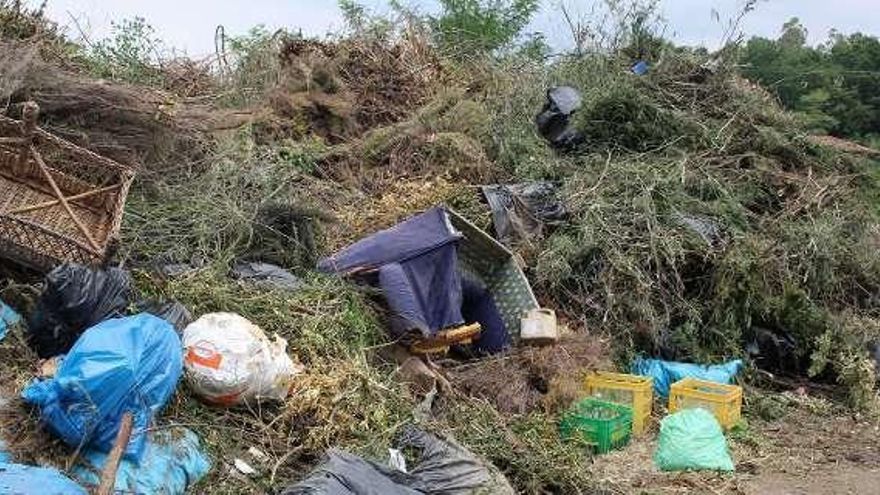 Los materiales acumulados en la finca municipal en Pardellas.