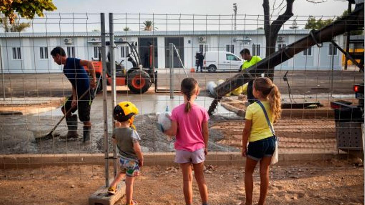 Escolars veient obres en un centre educatiu de la zona zero.