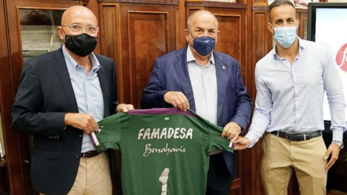 López Nieto, Fernando Beltrán y Guillermo Beltrán certifican el acuerdo entre Unicaja y Famadesa