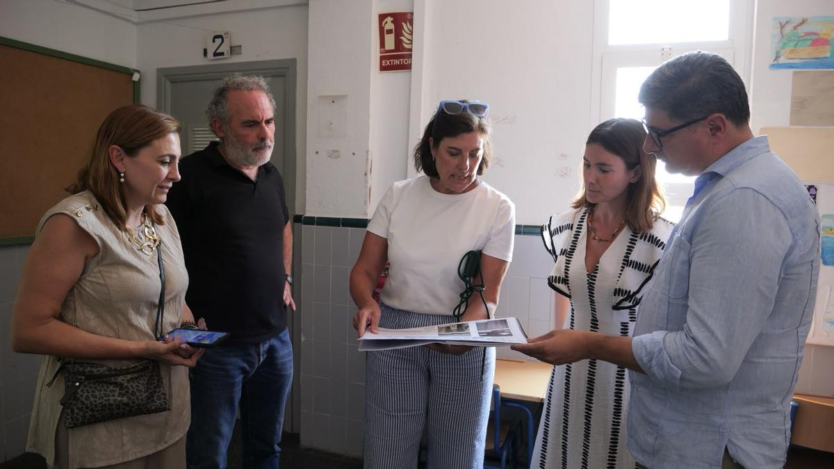 Los concejales Álvaro Pimentel y Blanca Gastalver visitan las obras del CEIP Lora Tamayo de Bellavista, colegio de Sevilla