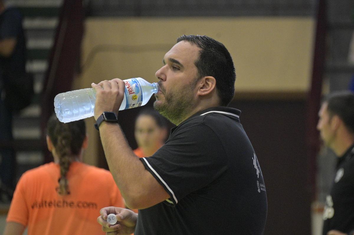 Joaquín Rocamora bebe agua, durante un partido