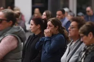 Imágenes del minuto de silencio en Xilxes en recuerdo de la mujer y la niña asesinadas