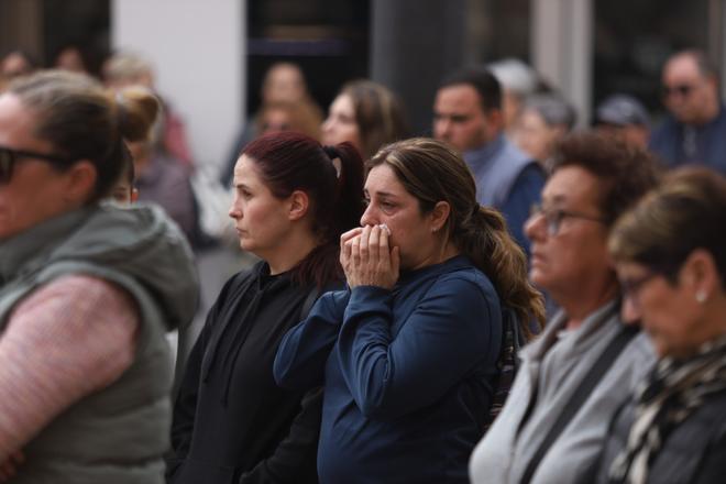 Imágenes del minuto de silencio en Xilxes en recuerdo de la mujer y la niña asesinadas