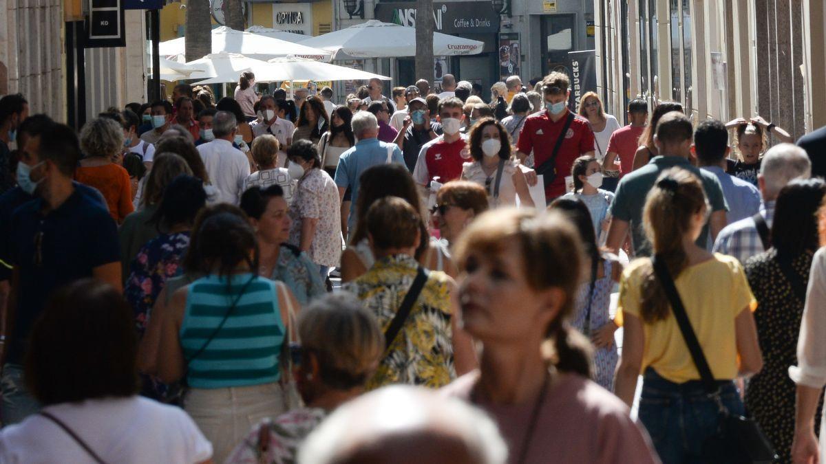 Numerosas personas caminan por el centro de Málaga durante el puente del Pilar.