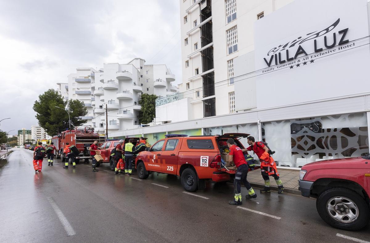 Bomberos en un hotel de la playa de Gandia el pasado fin de semana.