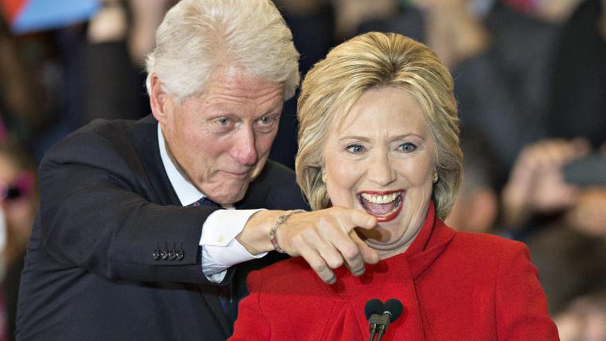 Hillary y Bill Clinton durante la noche del caucus en Iowa.