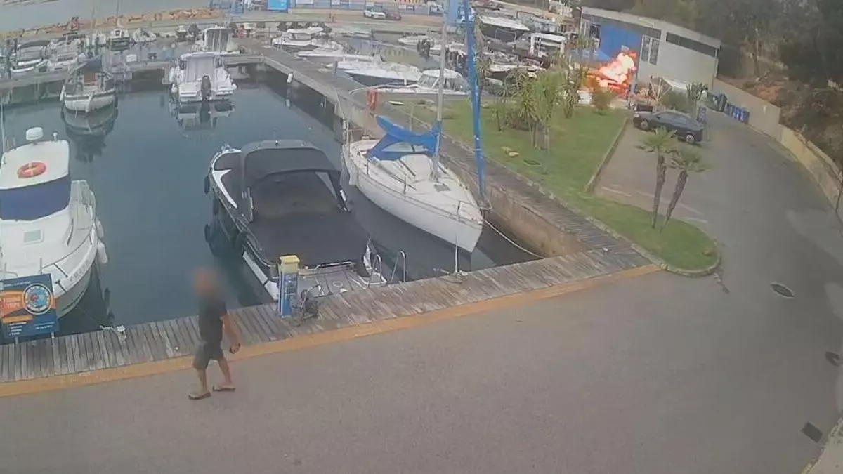 Dos heridos en la explosión de un barco en Cabo Roig