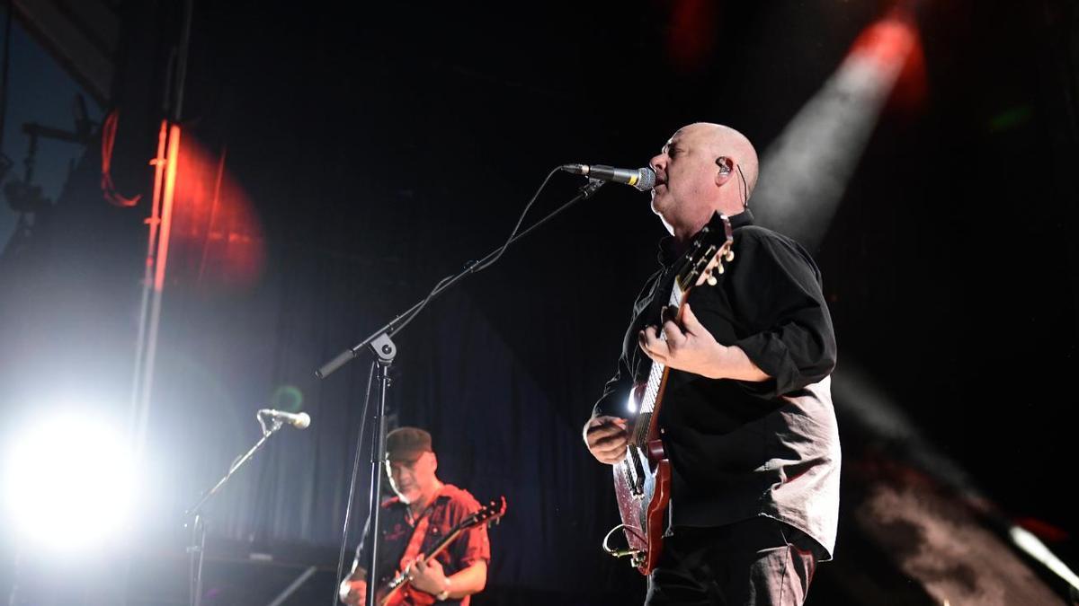 Black Francis, y al fondo Joey Santiago, en el concierto de Pixies en Noches del Botánico.