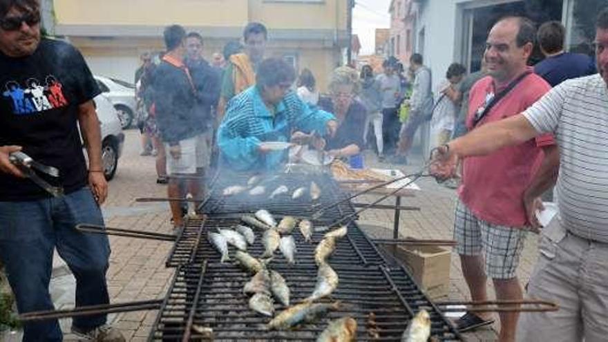 Portonovo inicia su semana grande de fiestas con una sardinada popular