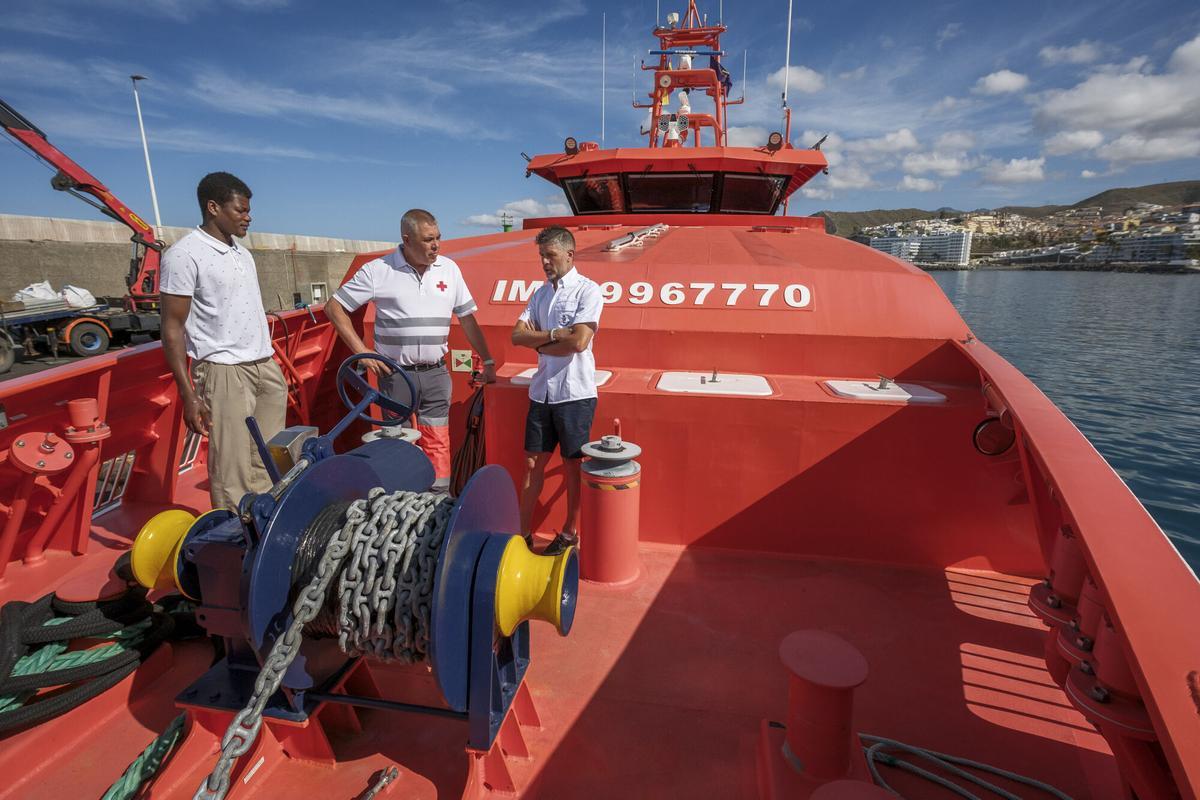 Testimonios de un migrante, Cruz Roja y Salvamento Marítimo en el muelle de Arguineguín