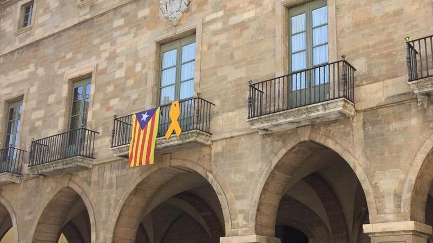 L&#039;Ajuntament de Manresa torna a penjar a la façana el llaç groc i l&#039;estelada