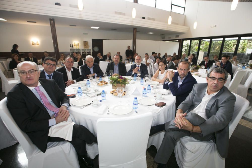 De izquierda a derecha, Rafael Simón (secretario general de la Fundación CAM); Toni Cabot (director de INFORMACIÓN); Juan Riera (presidente de la Cámara de Comercio); Francisco Gómez (presidente de Coepa); Cristóbal Navarro (presidente de Cepyme); Juan Merino (director regional del Sabadell); Ana Arabid (concejal de Hacienda del Ayuntamiento de Elche); Perfecto Palacio (presidente de INECA); y Jesús Javier Prado (gerente de INFORMACIÓN).