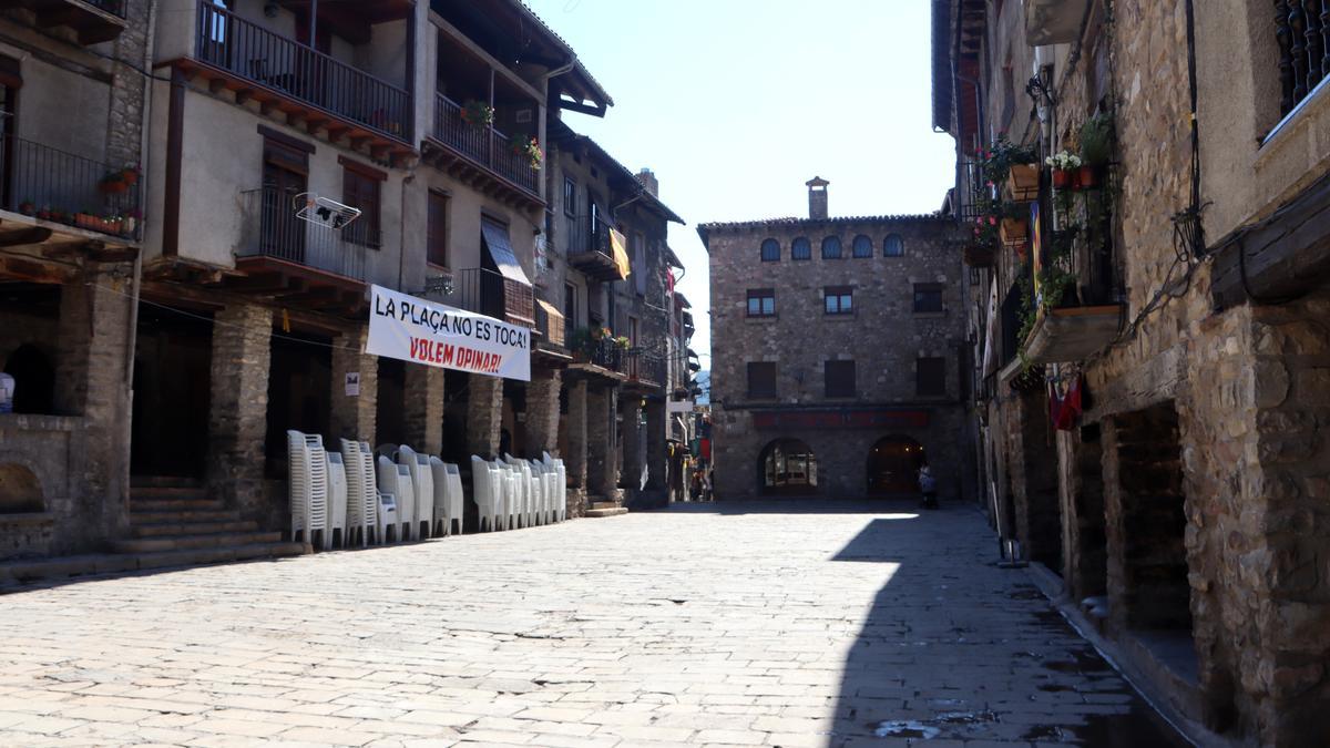 La Plaça Galceran de Pinós, amb la pancarta dels veïns que reclamen opinar