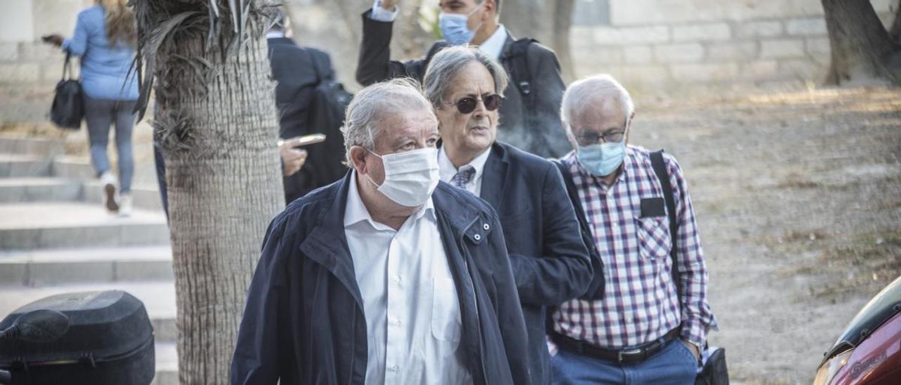 El exalcalde de Calp Javier Morató, en primer término, llega al juicio con su abogado.