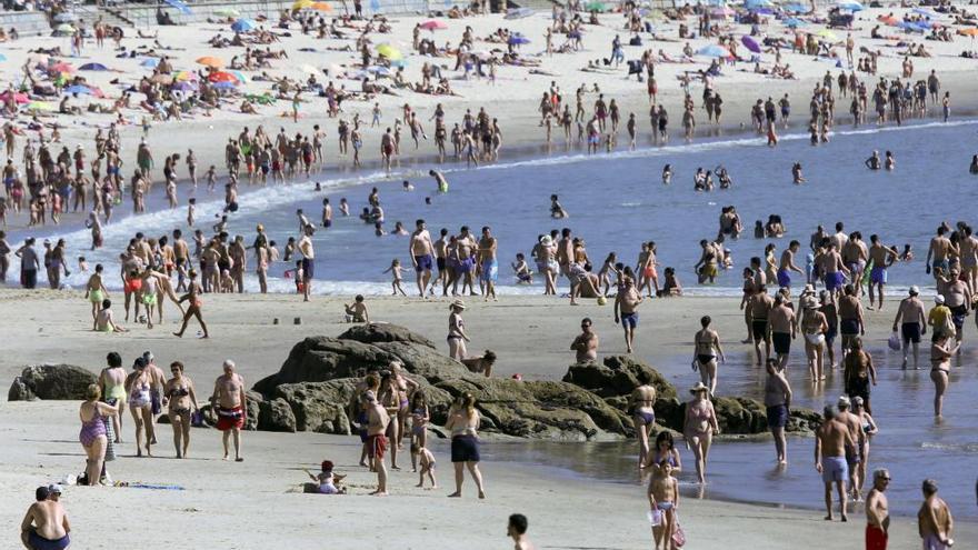 La viguesa playa de Samil se ha llenado de bañistas durante estos días. // R. Grobas