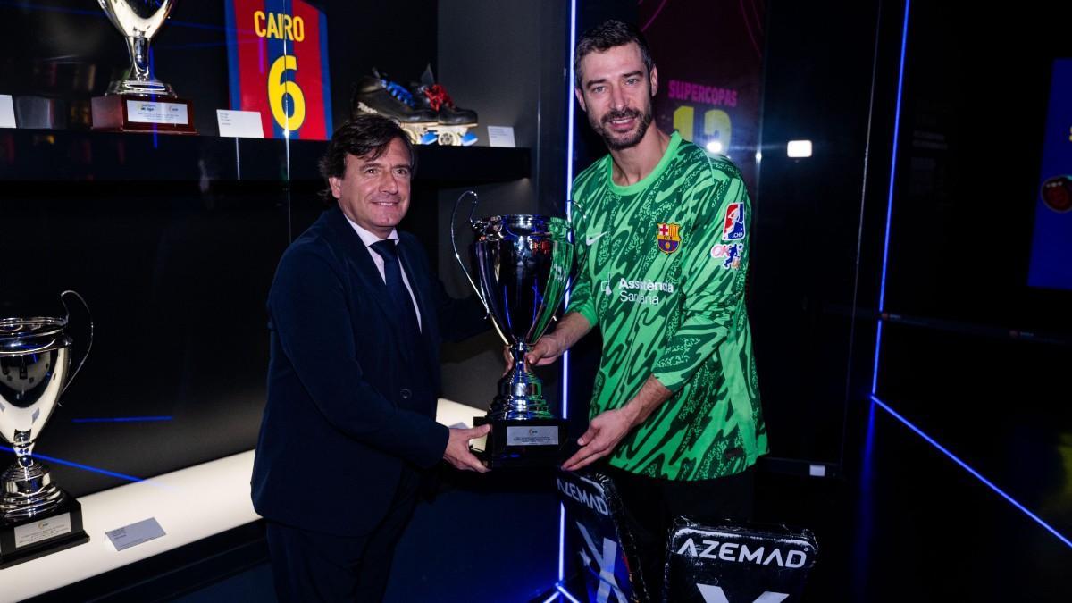 La plantilla de hockey del Barça hace entrega de la Supercopa al Museu