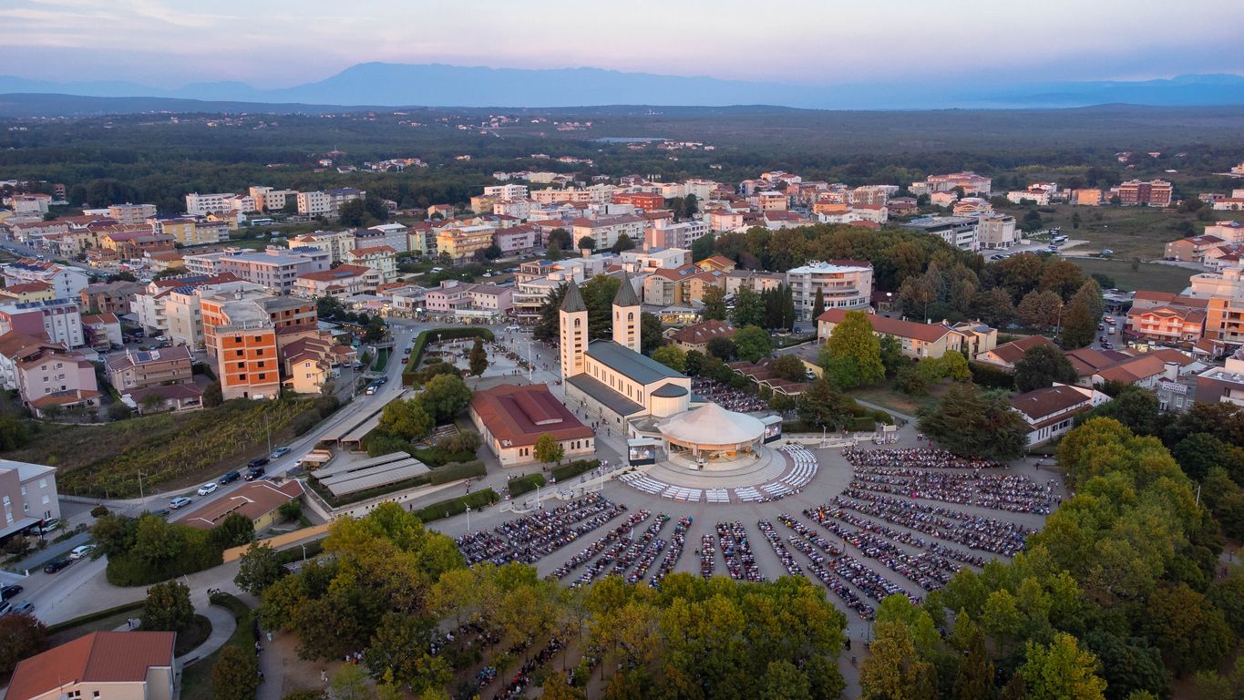 Una multitud en la iglesia de Medjugojre