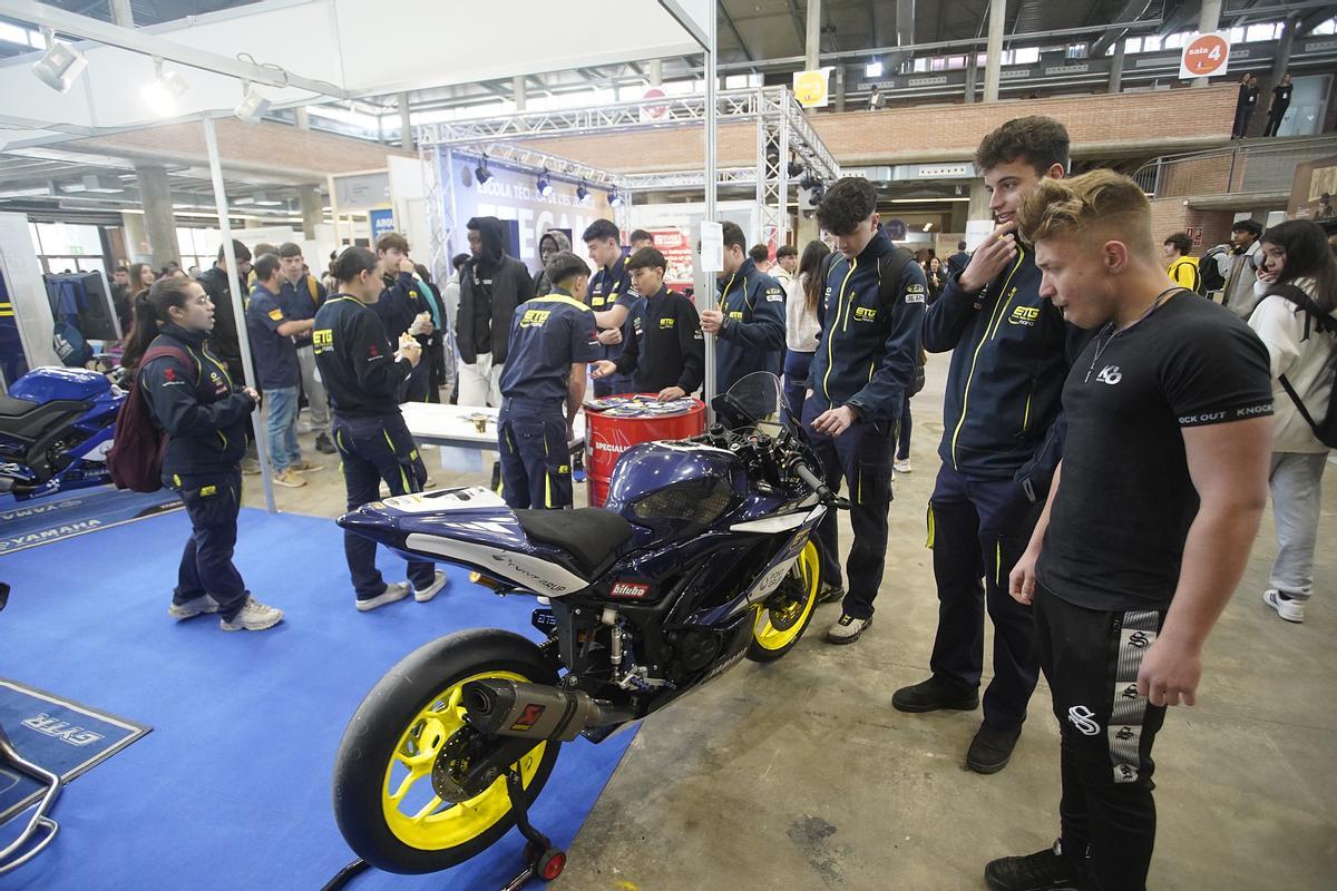 Els alumnes de l'ETG han fet una demostració fora del Palau de Fires amb una moto.