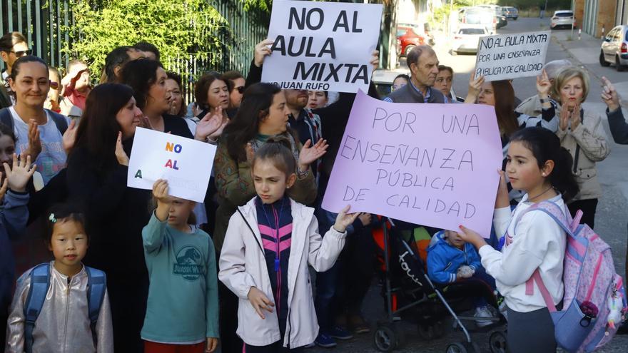 El AMPA del CEIP Juan Rufo protesta por la creación de un aula mixta &quot;que dejará a hermanos y otros niños&quot; sin plaza