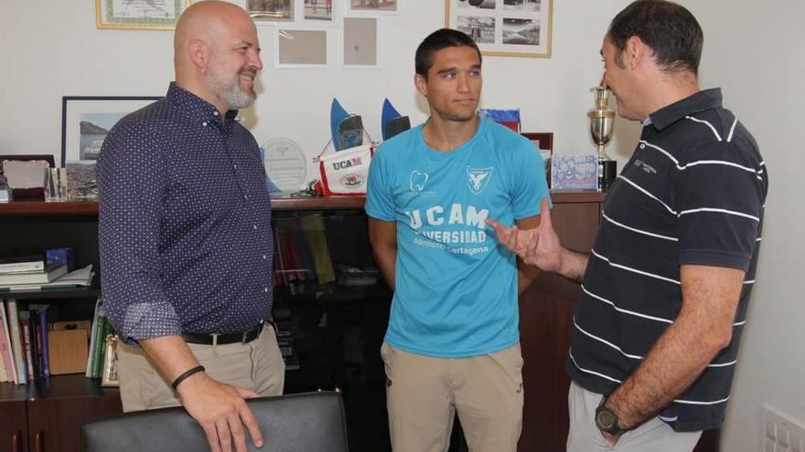 Vicente Guardiola (c) con Pablo Rosique, director de Deportes de la UCAM, y Juan A. García.