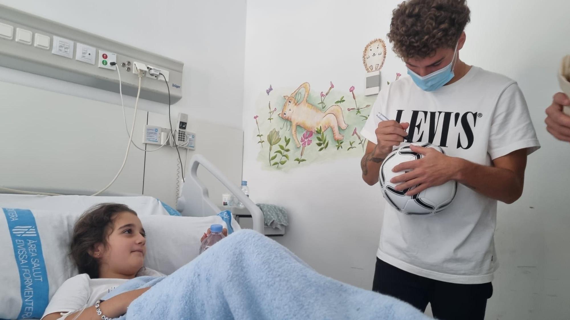 La Penya Deportiva entrega balones a los niños y niñas hospitalizados en Can Misses.
