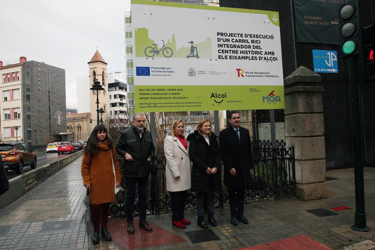 Bernabé junto al alcalde y otros concejales en su visita a Alcoy.