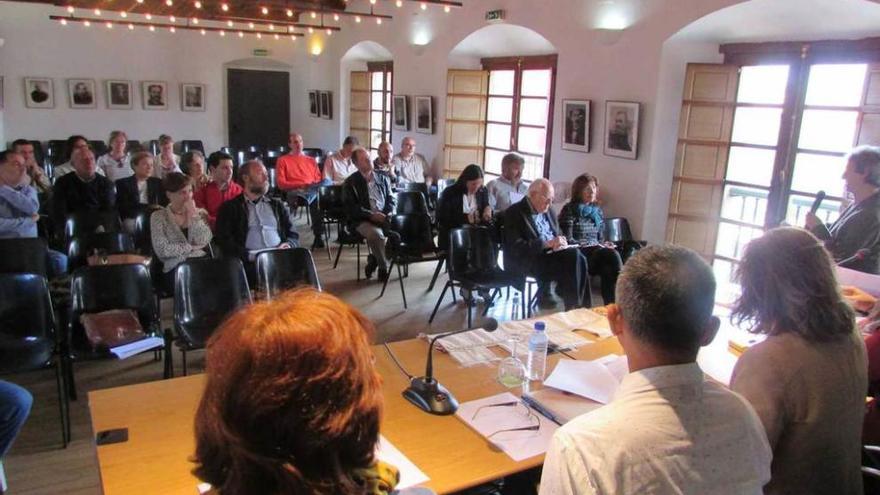 Asistentes a la reunión sobre el Camino de Santiago, ayer, en la Casa de Cultura de Llanes.