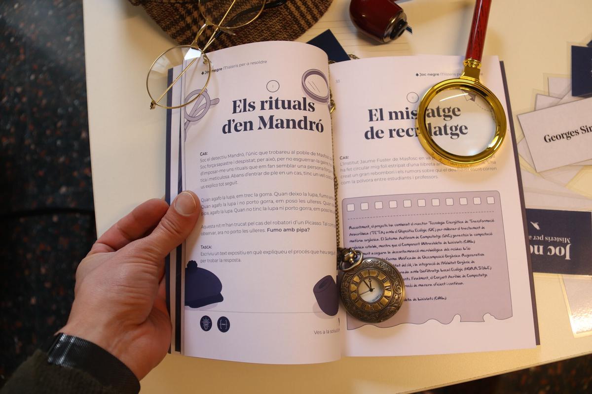 Un dels misteris que hi ha al llibre 'Joc negre' que ha publicat un equip de la UdG amb elements d'atrezzo sobre detectius repartits per tot el llibre
