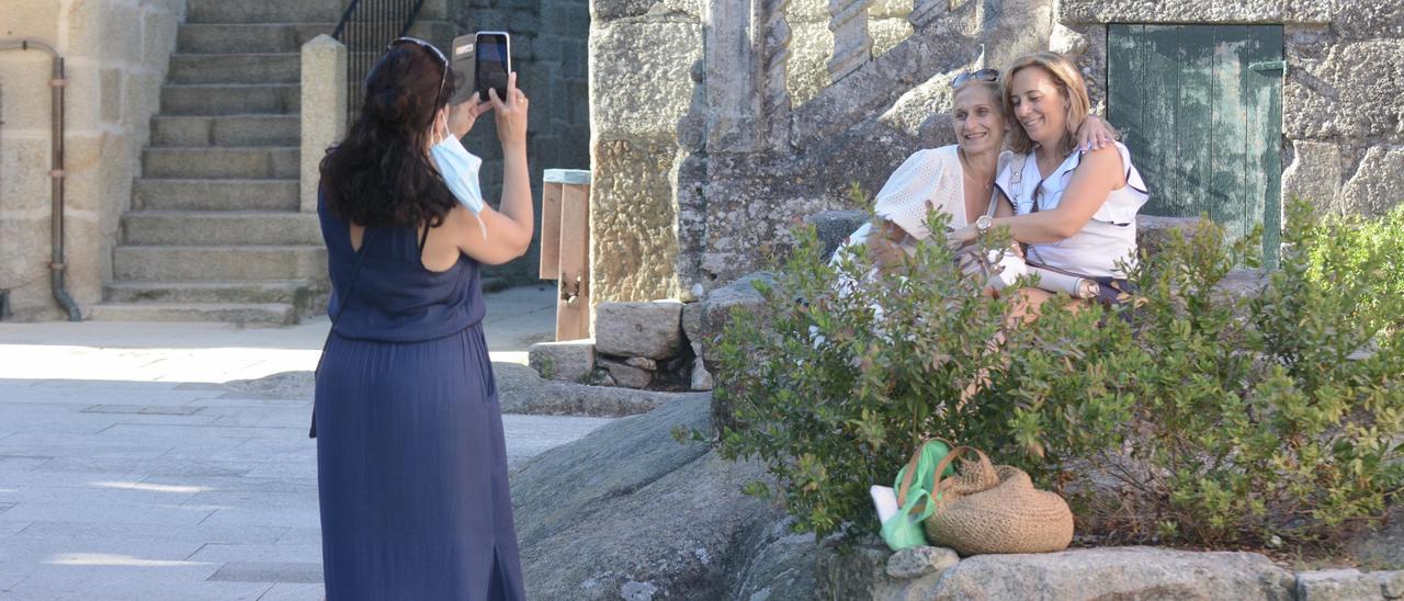 Turistas en Combarro, el pasado verano.