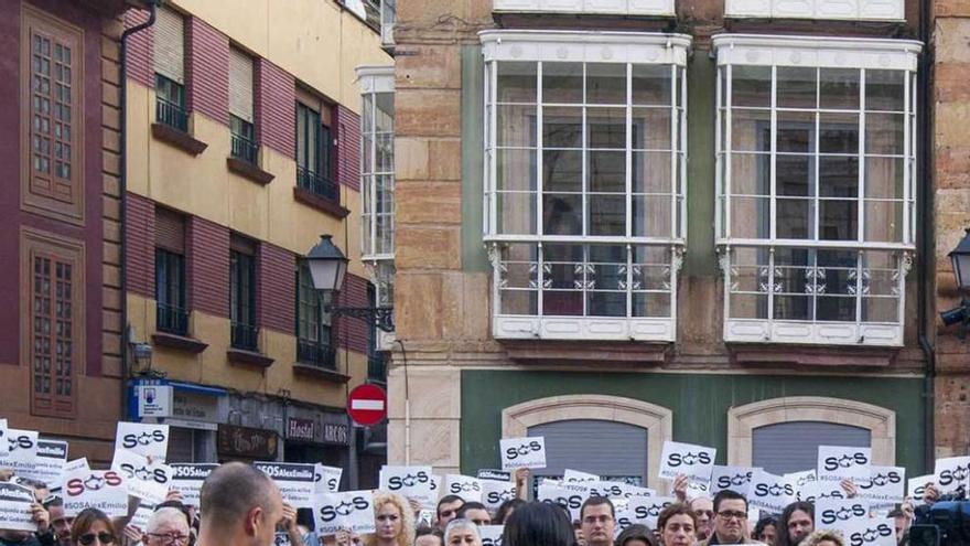Concentración por los navegantes ovetenses. Numerosas personas se concentraron ayer en Oviedo en apoyo a la familia.