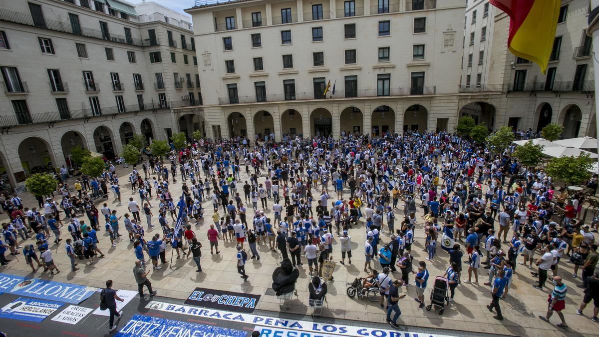 La afición del Hércules protesta por la mala situación del club