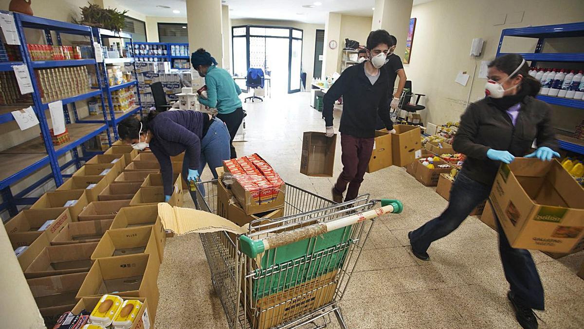 El centre de distribució d’aliments de Càritas a Girona, en una imatge d’arxiu. | MARC MARTÍ