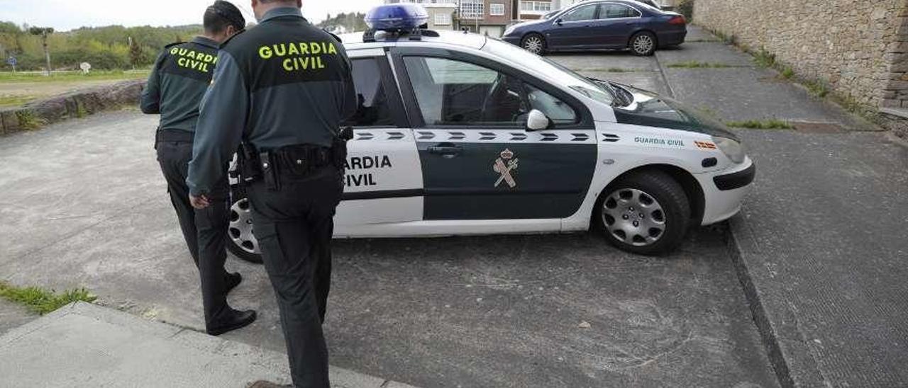 Dos agentes de la Guardia Civil trasladan a un presunto agresor a los juzgados de Lalín. // Bernabé / J. Lalín