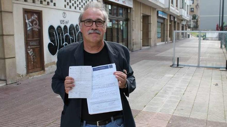 Manuel González, con la multa en el punto de la calle Indalecio Prieto en el que estacionó el día de la Preba de la Sidra.
