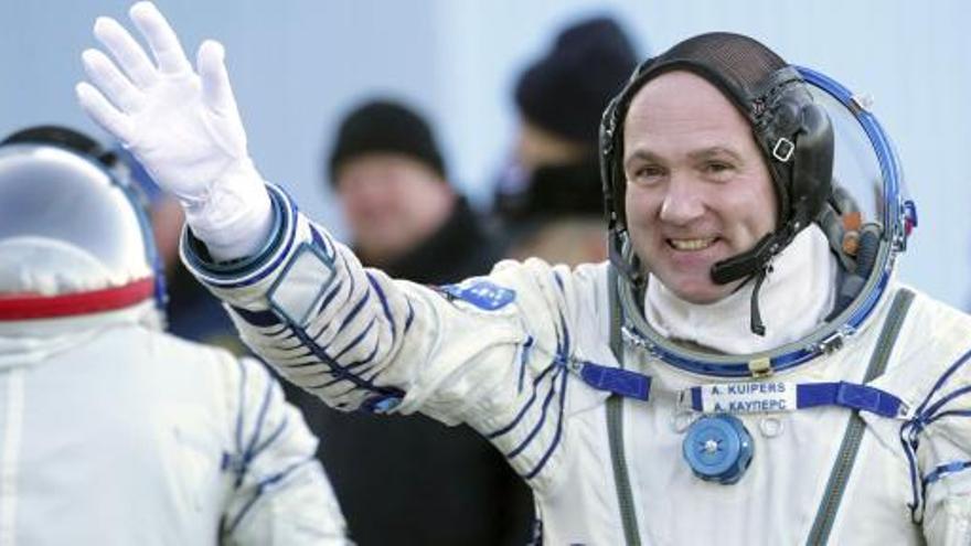 Kuipers, el astronauta holandés, saluda antes del despegue.