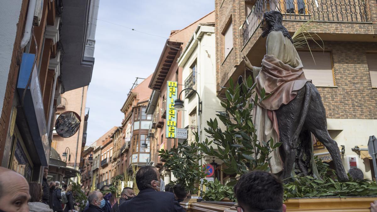 Jesús en la Borriquilla subiendo por Santa Cruz.