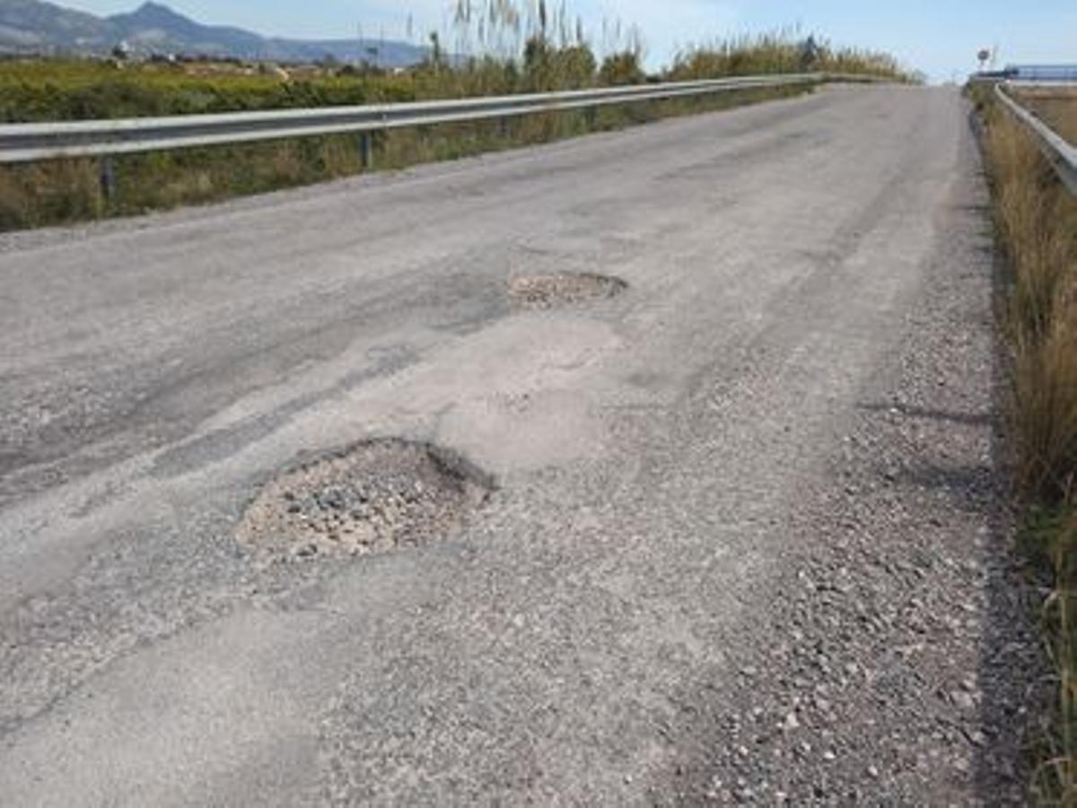 La imagen muestra dos de los socavones en el camino la Mota.