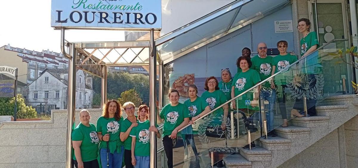 El restaurante de Bueu adquirió las camisetas de Agaela.