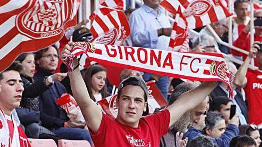 Aficionats blanc-i-vermells, en un duel a Montilivi contra el Sevilla.