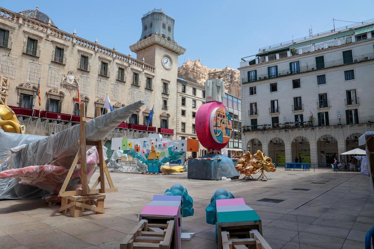 La Hoguera Oficial ya dibuja su silueta en la plaza del Ayuntamiento de Alicante
