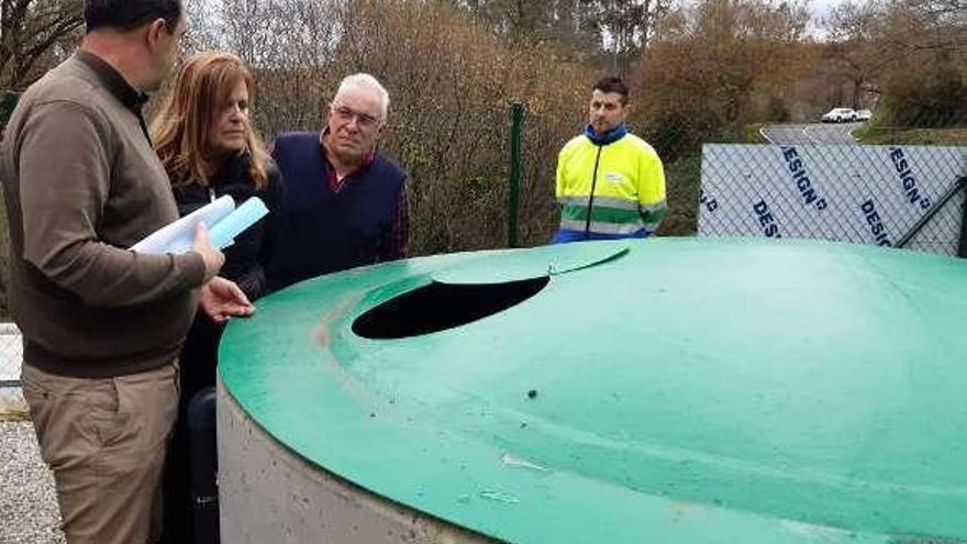 La Alcaldesa y el concejal de Servicios Operativos escuchan las explicaciones de Granda durante la visita.