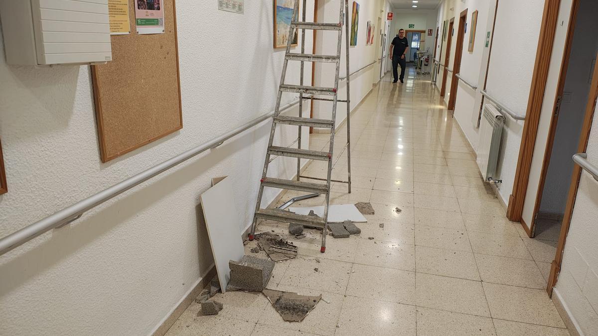 Los cascotes de hormigón perforaron el falso techo del pasillo de la segunda planta