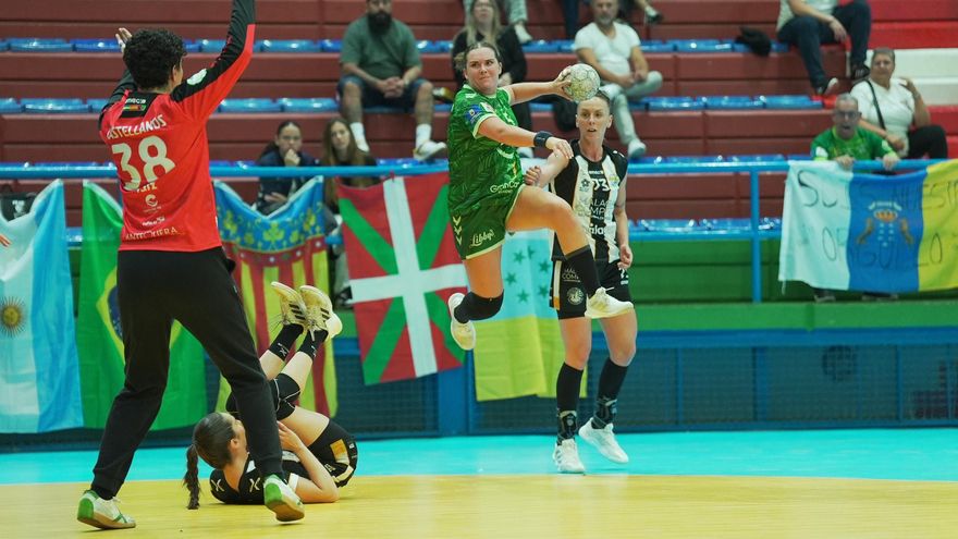 El Rocasa Gran Canaria toma ventaja ante Costa del Sol Málaga (21-20)