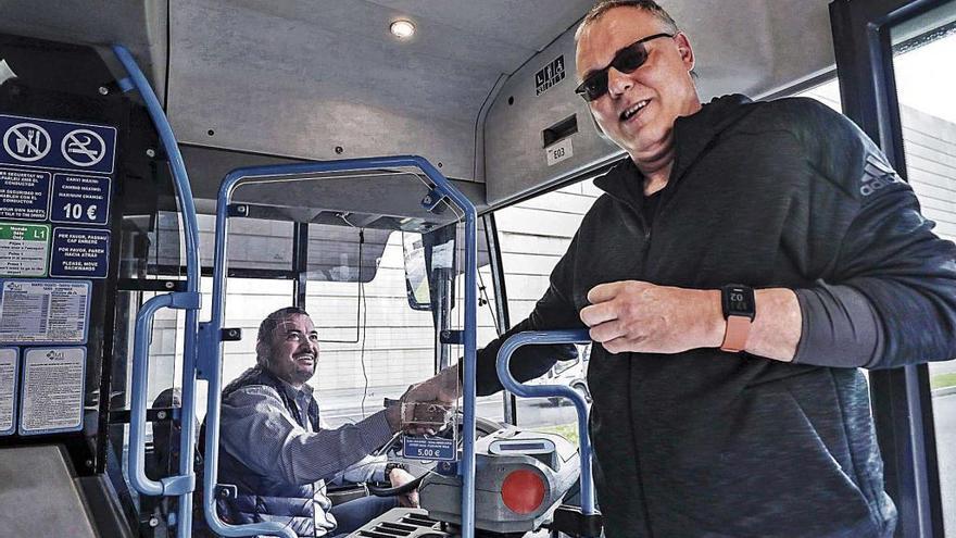 Der Fahrer (rechts), wie er einen Kollegen in Palma begrüßt.