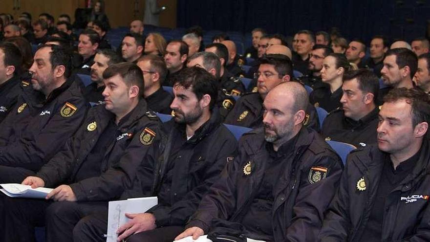 Policías del CNP participantes en el curso de formación específica de Policía Judicial, ayer, en la Agasp. // Bernabé / Juan Carlos Asorey