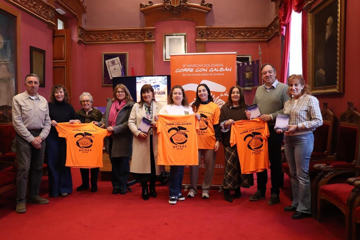 Por la izquierda, Jose Antonio Fernández Costales,Rocío Vega Martínez, concejales de Villaviciosa; Maria Antonia Suárez y Marta Somoano, de la Asociación de Escritores de Asturias; Mª Esther García López, presidenta de la Asociación de Escritores de Asturias; Sheila Riestra, coordinadora de Galbán en Villaviciosa; Eva Amandir, representando al Club de Atletismo Villaviciosa-El Gaitero; Gemma Arce, voluntaria de Galbán en Villaviciosa; Alejandro Vega Riego, alcalde de Villaviciosa, y la edil Lorena Villar