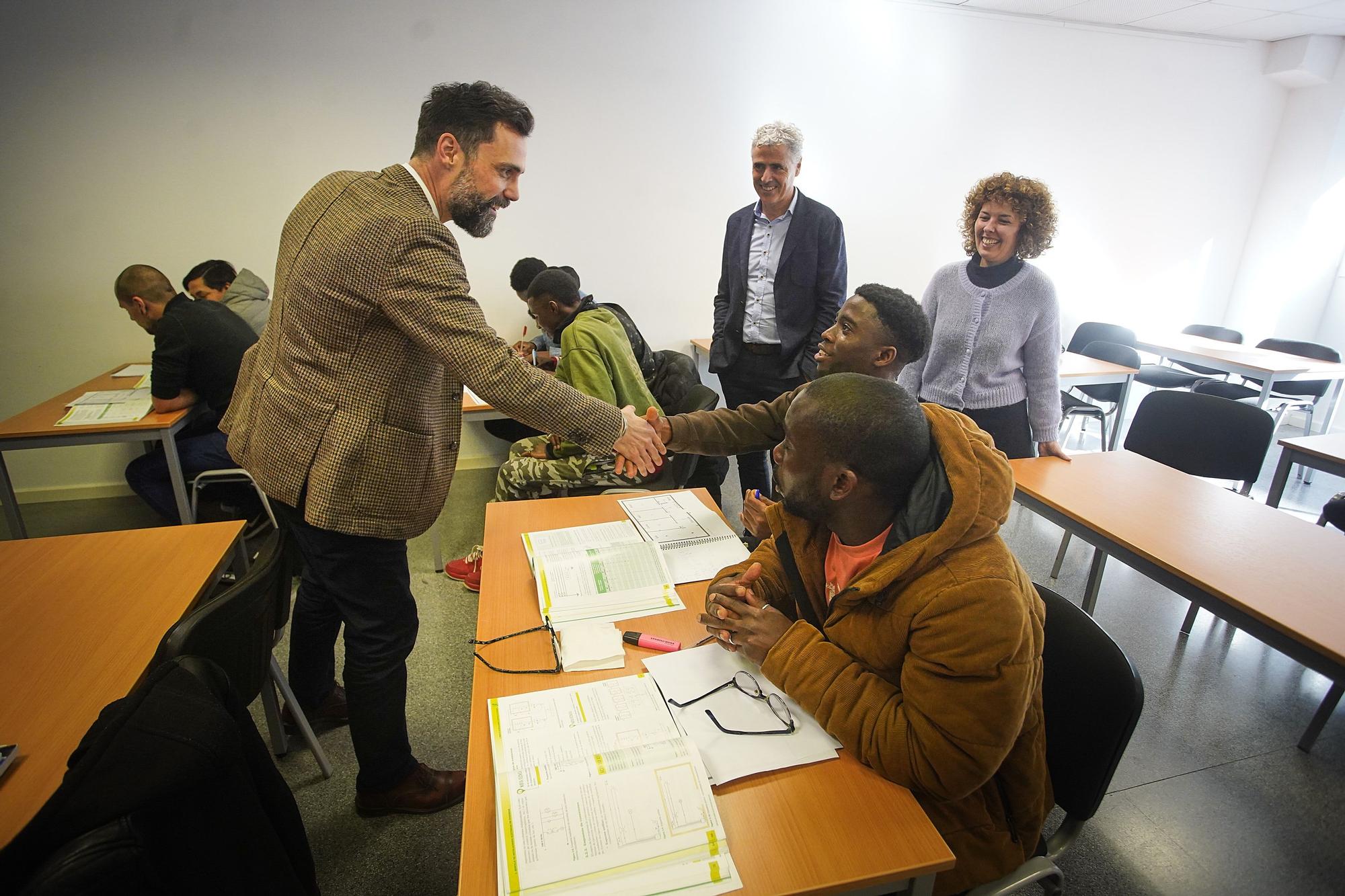 Roger Torrent visita el programa d'FP Ocupacional Dual d'electrònica a la ciutat de Girona