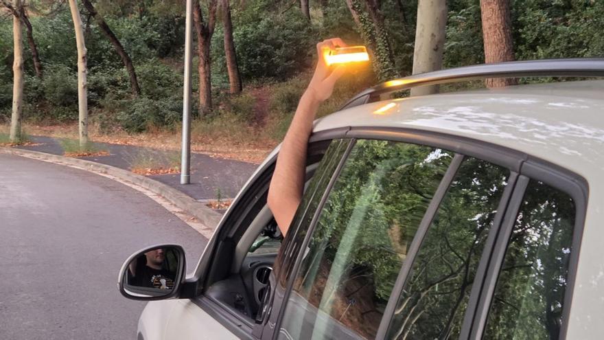 Noves balises V-16: la polèmica segueix i la DGT confirma que hauran de passar una inspecció cada cert temps